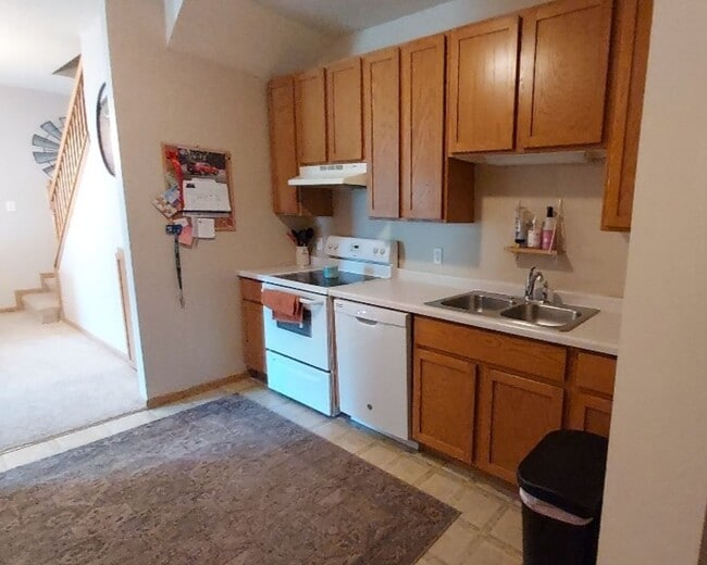 Building Photo - Nice 3 Bedroom Townhome