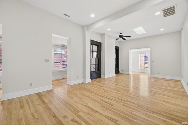 Building Photo - 114 E 6 St