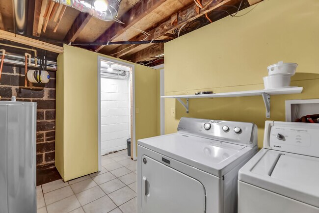 Building Photo - Updated townhome located in Baltimore City!