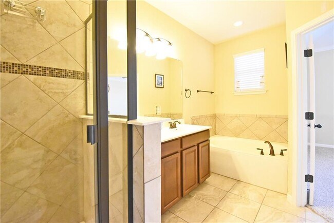 Building Photo - 13400 Briarwick Dr