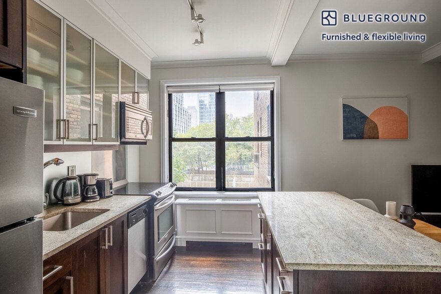 Building Photo - 210 W 70th St