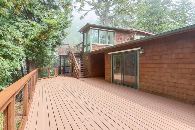 Building Photo - 3 Bed / 2 Bath Woodside home on large lot ...