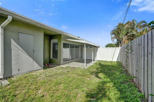 Building Photo - 704 NE 23rd Ave