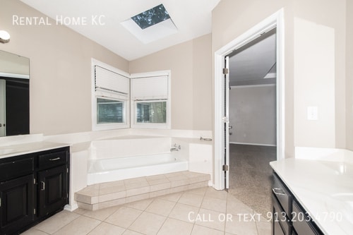 Building Photo - 15715 Beverly Ct