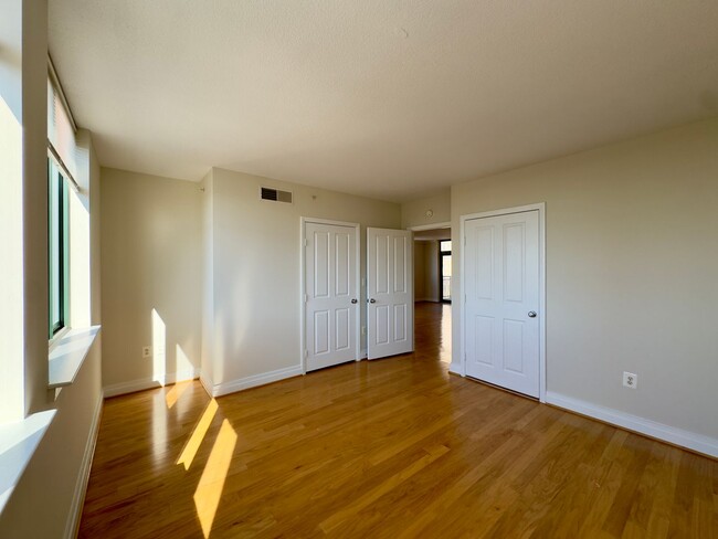 Building Photo - Spacious 2Beds/2baths Condo in the Heart o...