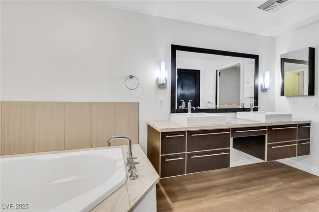 Building Photo - 8925 W Flamingo Rd