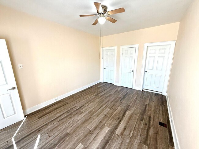 Building Photo - *MOVE IN SPECIAL* Charming Duplex with Fenced Yard – Minutes from St. Philip's College!
