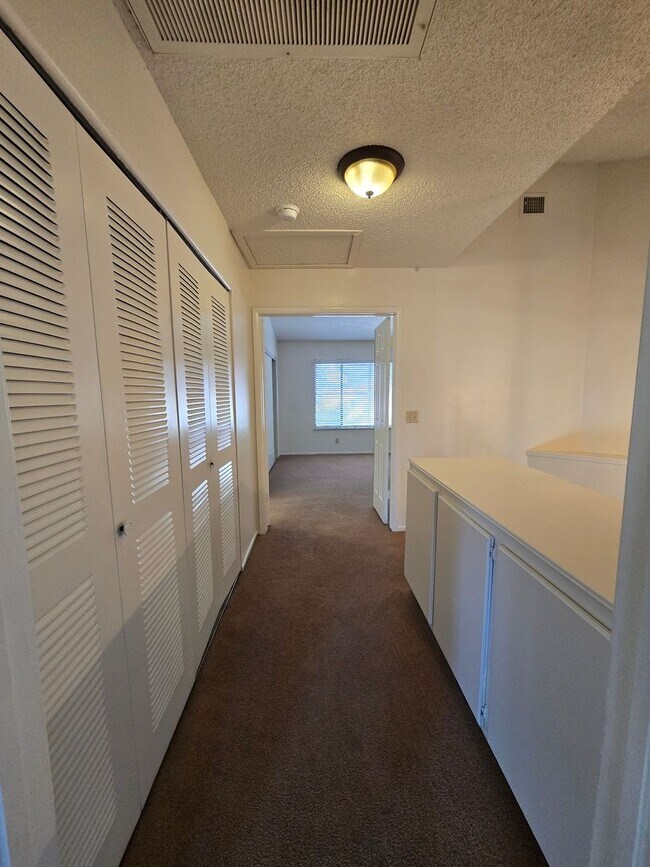 Building Photo - An Amazing Henderson 3 Bedroom Townhome!!