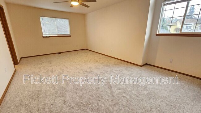 Building Photo - 12220 Ravena Pl NW