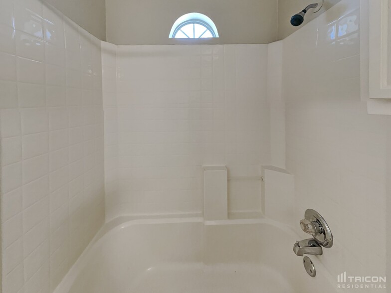 Building Photo - 1410 Misty Meadow Dr