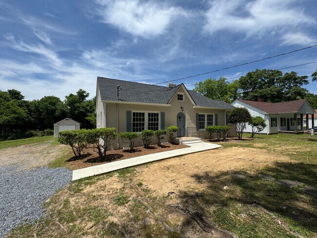 Building Photo - Renovated 3/2.5 House with bonus room in South Rome- $1,795