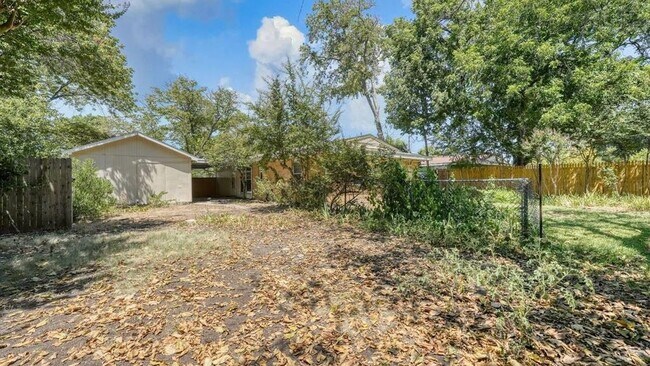 Building Photo - 2442 Oates Dr