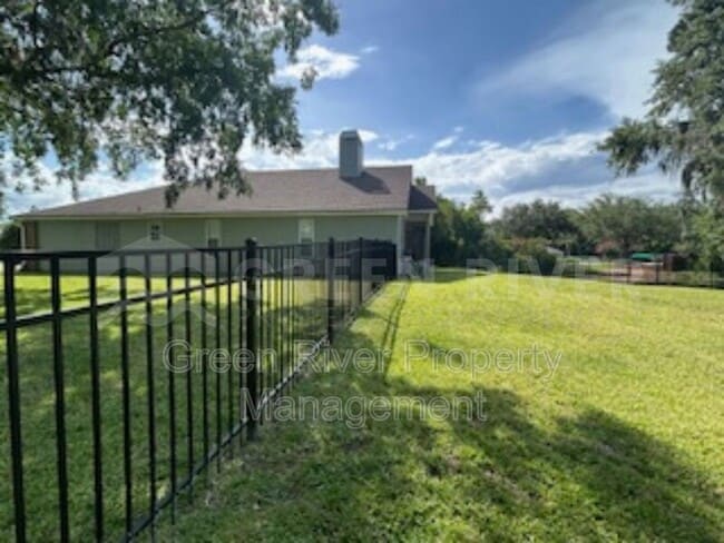 Building Photo - 1559 Lakeway Dr