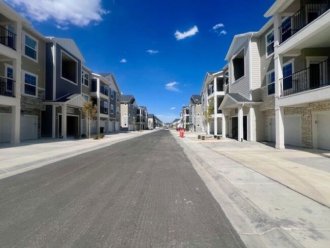 Building Photo - Brand-new Condo Conveniently Located in Ri...