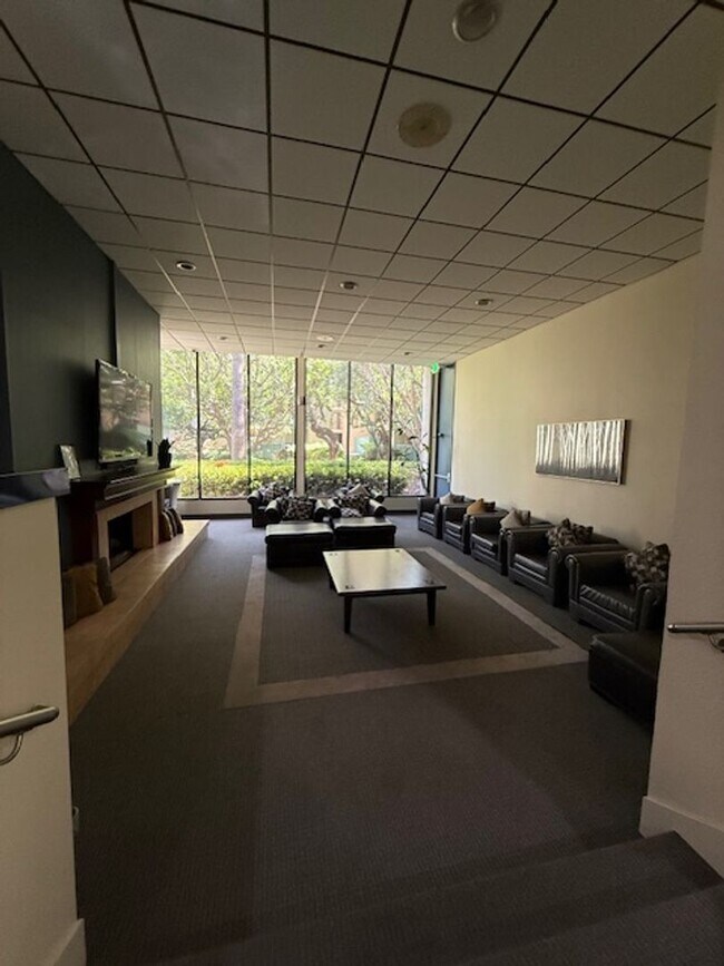 Building Photo - Top floor, 1 Bedroom, 1 Bath Condo in Ston...