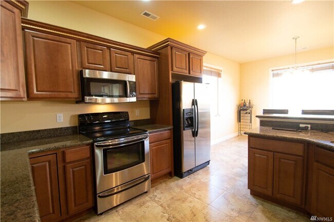 Building Photo - Beautiful 3 bed 2 bath stucco home in a newer area of homes. Just down the street from Park Orcha...