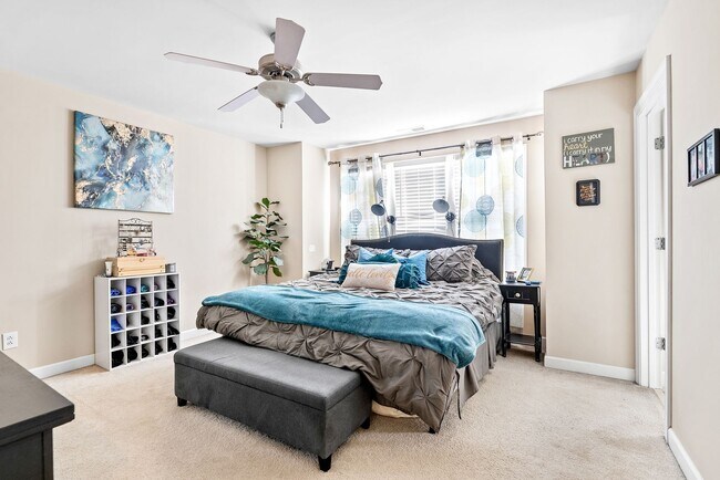 Building Photo - Beautiful 2 bedroom 2.5 bath Townhome w/Garage
