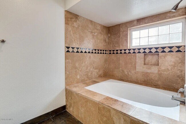 Building Photo - Renaissance Park Condo - Updated Penthouse...