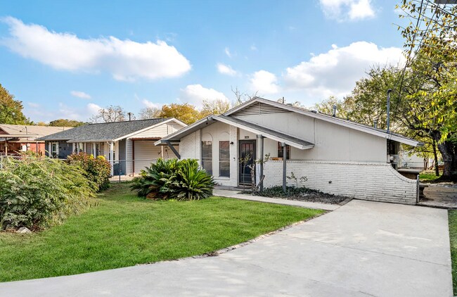 Building Photo - spacious 4-bedroom, 2-bath home