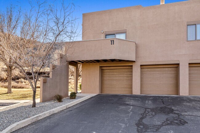Building Photo - 2900 Vista Del Rey NE