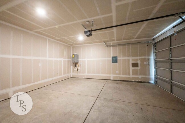 Building Photo - 2830 E Tamarind Dr