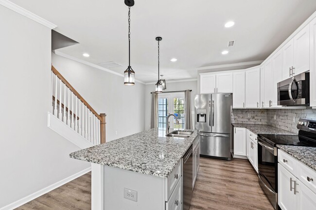 Building Photo - Stunning Duplex Minutes to Downtown Durham!