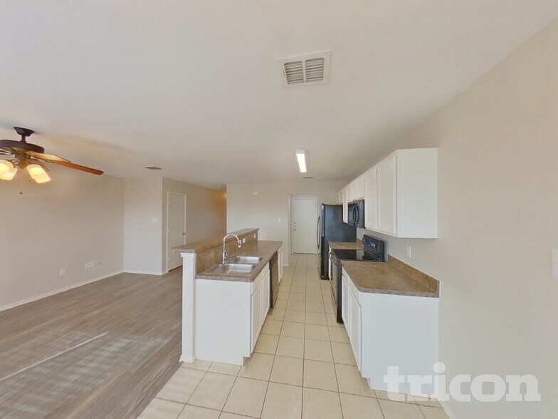 Building Photo - 1300 Pine Ln