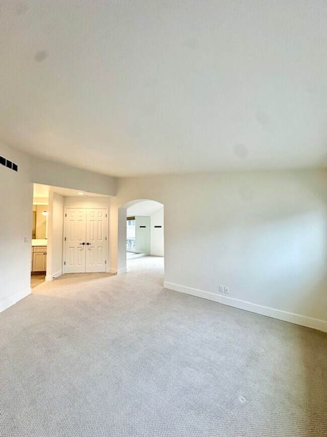 Building Photo - Riverfront Gated 2 Bedroom Luxury Condo!!