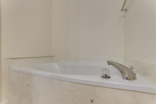 Building Photo - 2142 Fox Ridge Rd