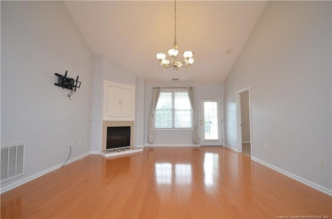 Building Photo - Well maintained 2nd-story condo