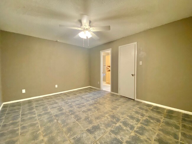 Building Photo - Move in special 2nd months rent $350 off