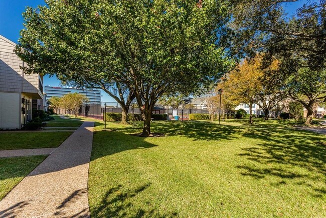 Building Photo - 10318 Briar Forest Dr