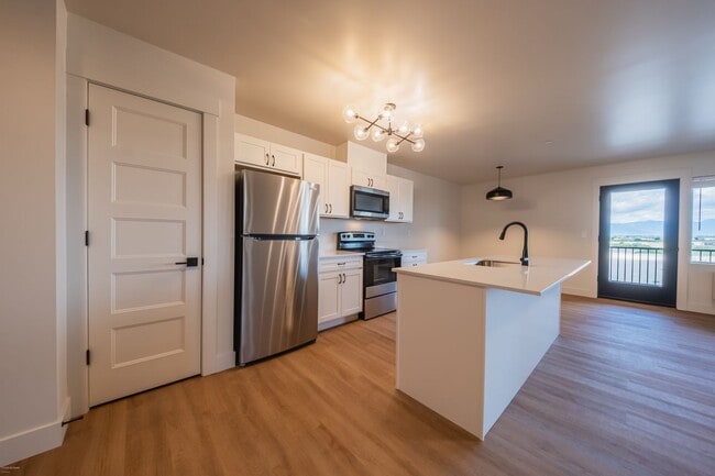 Building Photo - 2 bed 1 bath  Modern Apartment - 1025 sqft