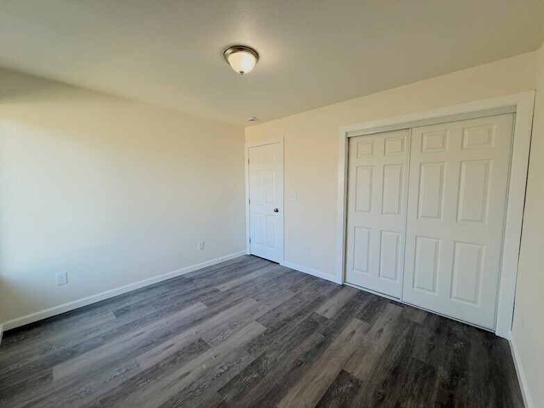 Building Photo - 1422 Lansing St