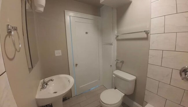 Building Photo - 3 bedroom 2 bath prime location!