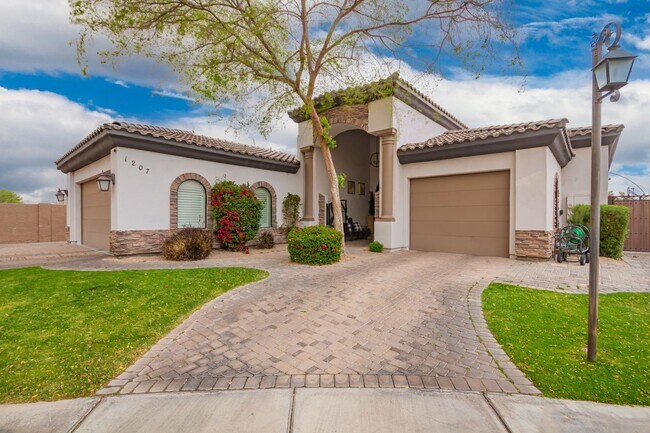 Building Photo - Beautiful 6-bedroom basement home