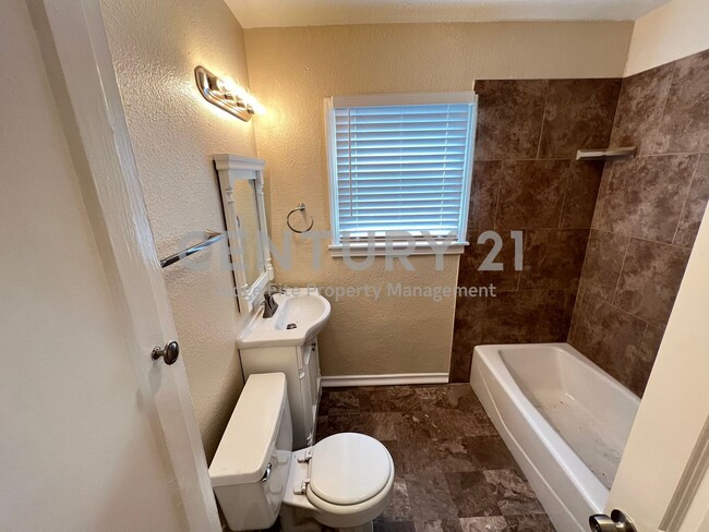 Building Photo - Spacious 2/1/1 in Oak Cliff For Rent!