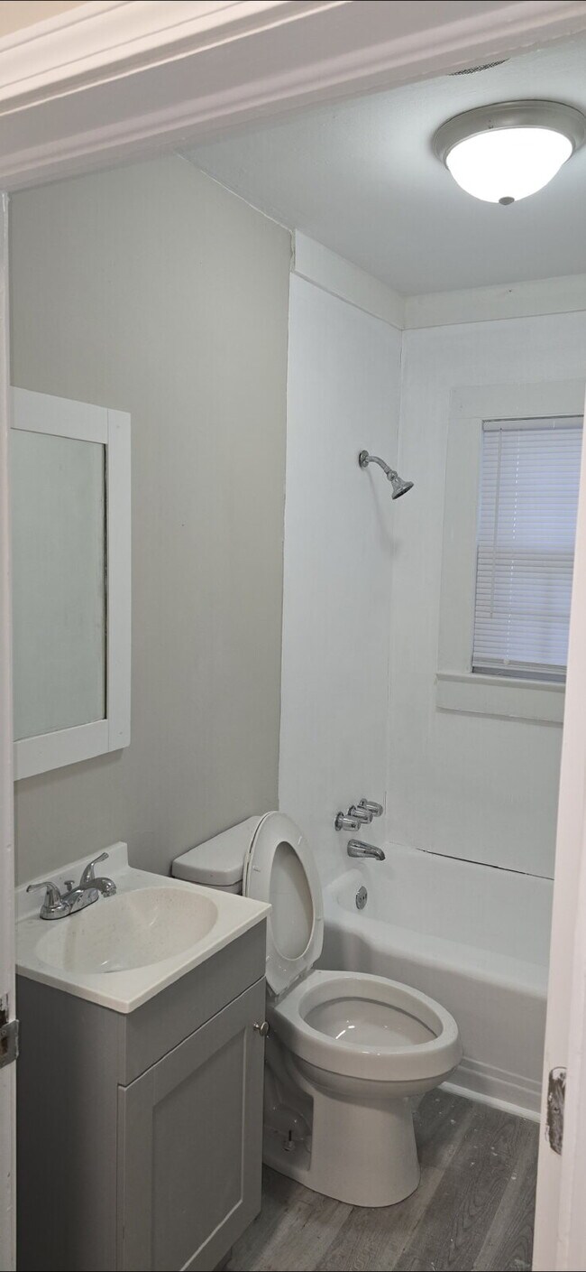 Building Photo - "Charming 2-Bed Duplex Retreat in Greenvil...