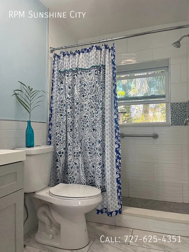 Building Photo - 521 71st Ave