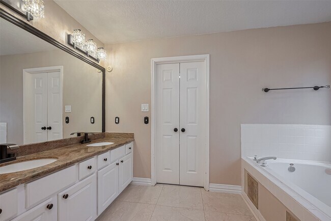 Building Photo - 1523 Brook Grove Dr