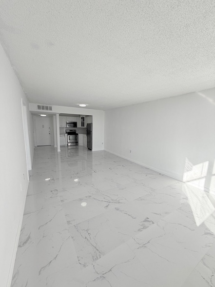 Building Photo - 1300 NE Miami Gardens Dr