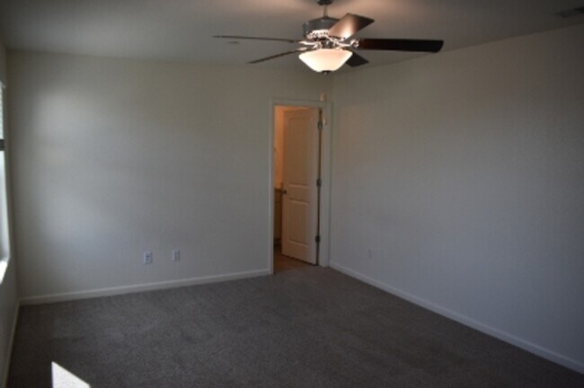 Building Photo - 624 Suzanne Dr