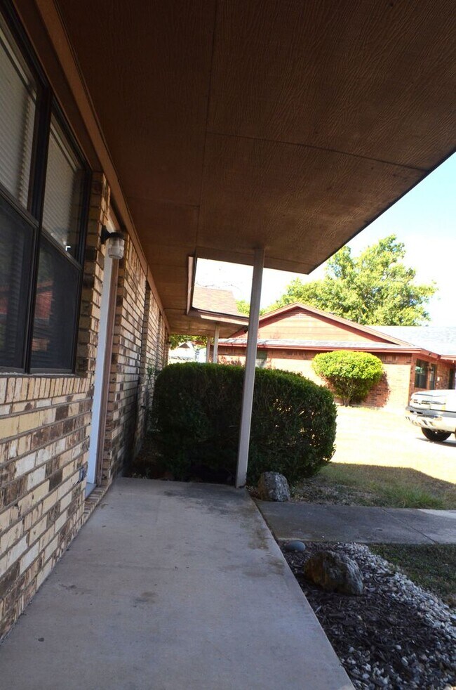 Building Photo - 201 Horseshoe Dr