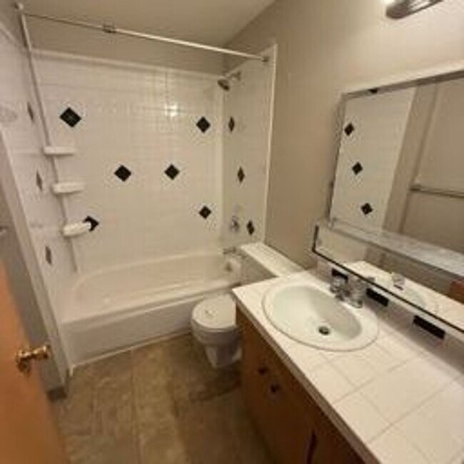 Building Photo - Beautiful home in highly desirable Bellevue neighborhood.