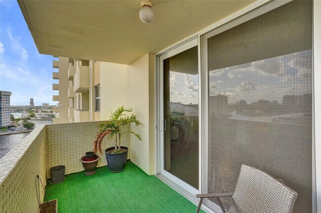 Building Photo - 1833 S Ocean Dr