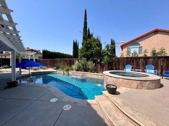 Building Photo - Beautiful 4 Bedroom Pool Home with Solar i...