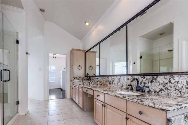 Building Photo - 5208 Blossom St