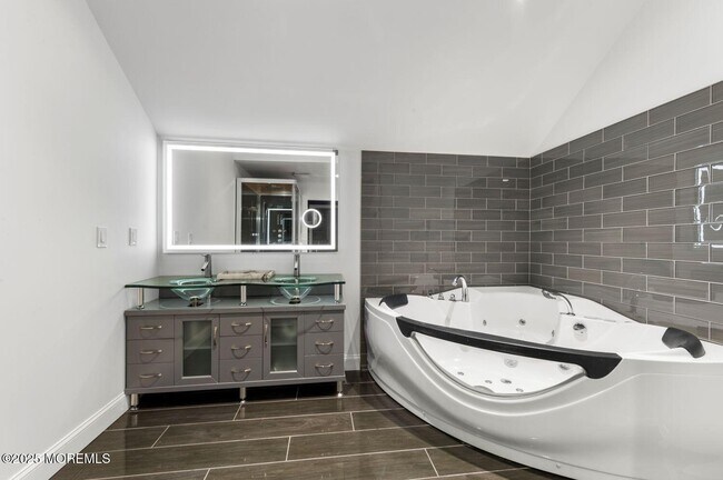 Building Photo - J162 Main St