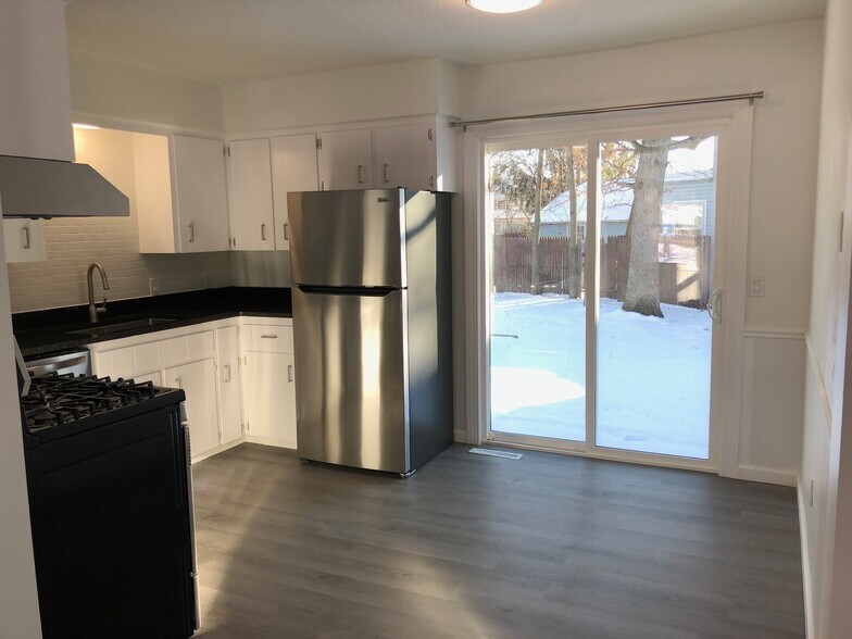 Kitchen - 806 Northlawn St NE