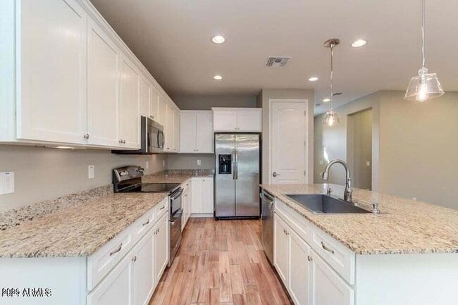 Building Photo - 15837 S 11th Way